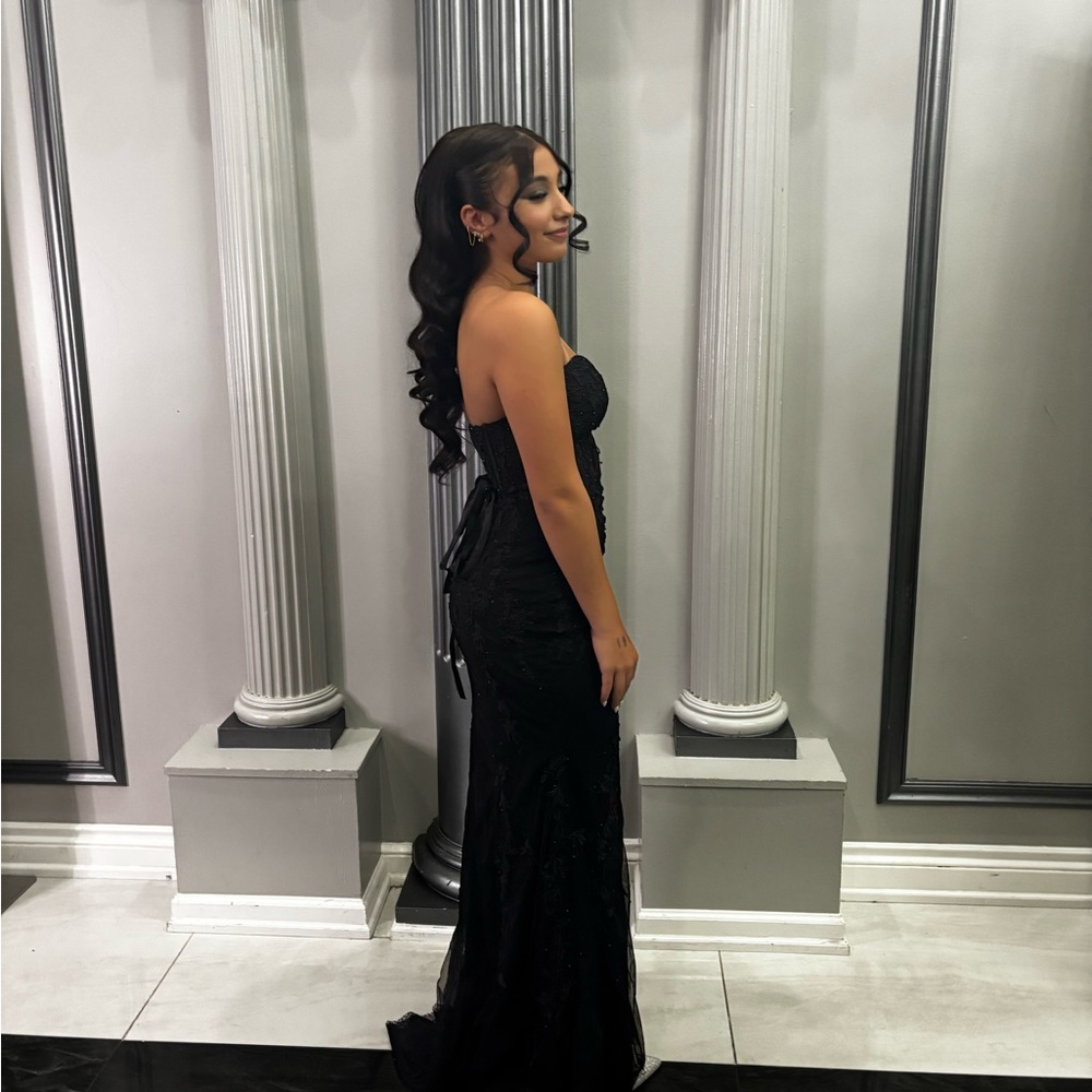 Elegant Black Strapless Dress - Picture 2 of 3